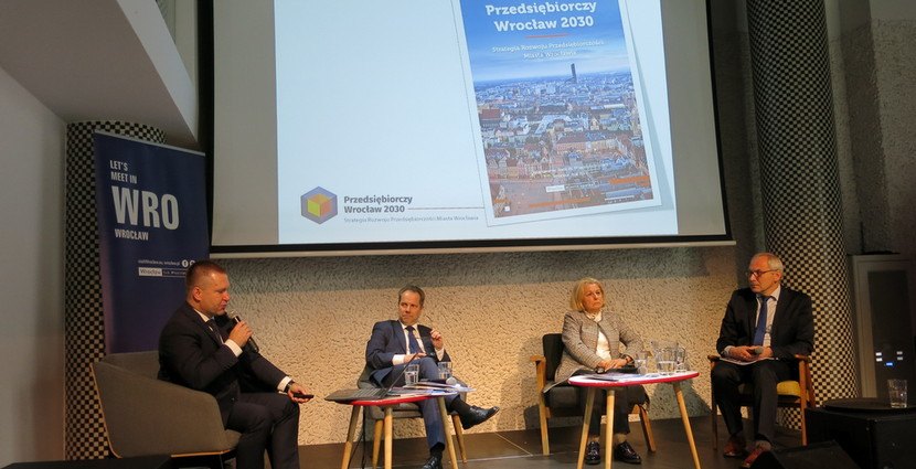 Od lewej: Marcin Urban, skarbnik Wrocławia, Piotr Kubiński, moderator prac nad Strategią Przedsiębiorczości 2030. Janina Woźna, dyrektor Biura Rozwoju Gospodarczego UMW i Marek Sadowski, przedstawiciel Kupców „Arena”, fot. Redakcja