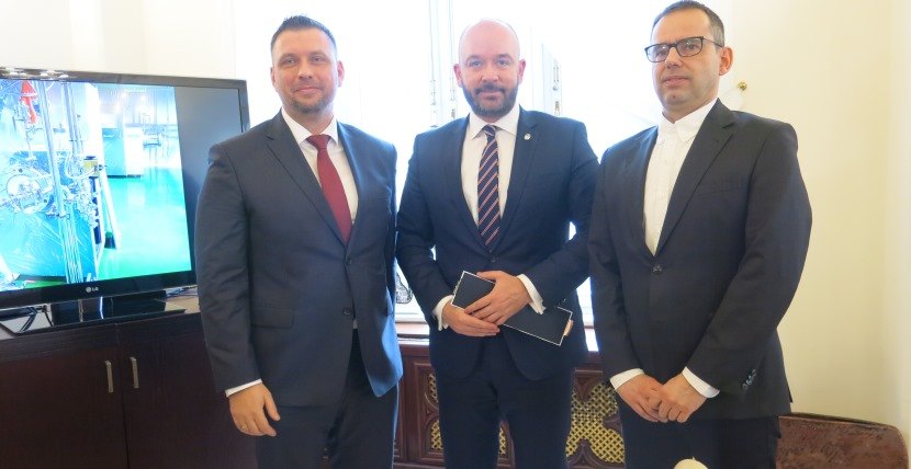 Od lewej strony: Sebastian Stadnik – dyr. zarządzający LG Electronics, Jacek Sutryk – prezydent Wrocławia i Krystian Besuch, manager produkcji i procesu technologicznego LG Electronic