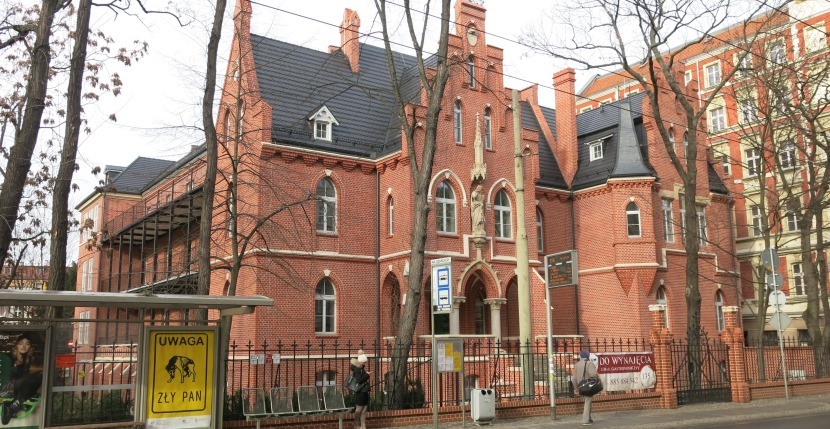 Dawny szpital przy Poniatowskiego , teraz osiedle Lokum Vena, budynek z 1890 r. 