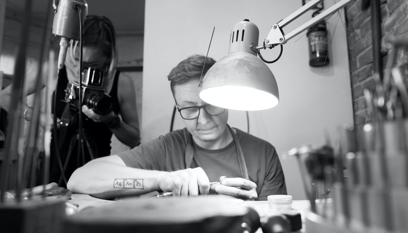 Praca nad zdjęciami do wystawy.