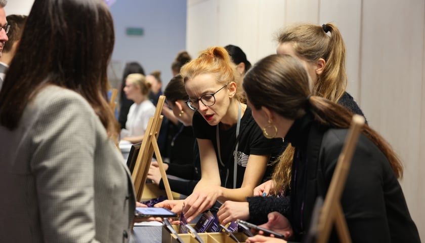 Uczestnicy i obsługa rozpoczynającego się we Wrocławiu wydarzenia Made in Wroclaw 2023