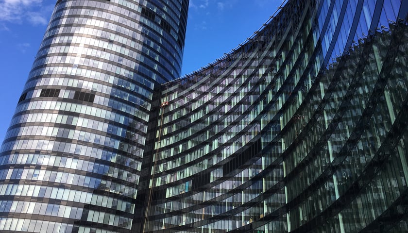 Maszyna na ścianie Sky Tower. Co ona robi?