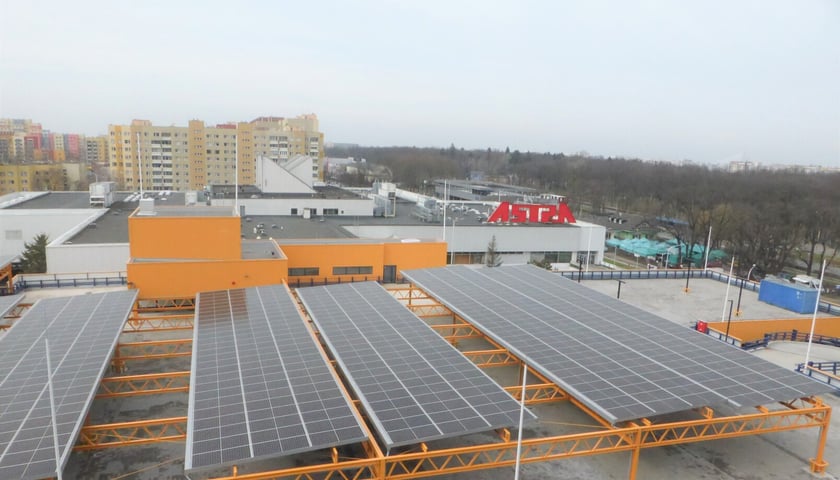 Luty 2025 r. Nowe lokale usługowe, hala sportowa, większy parking i instalacja fotowoltaiczna – Centrum Handlowe Astra na Gądowie właśnie kończy kilkuletni remont.