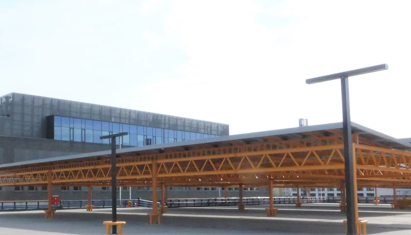Luty 2025 r. Nowe lokale usługowe, hala sportowa, większy parking i instalacja fotowoltaiczna – Centrum Handlowe Astra na Gądowie właśnie kończy kilkuletni remont.