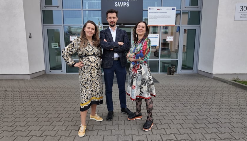 Po lewej Monika Habrzyk co-founderka Planet Heroes, w środku Adrian Korbecki co-founder Hetalox, po prawej Patrycja Radek - kierowniczka akceleracji Startup Booster for Social Impact Uniwersytetu SWPS