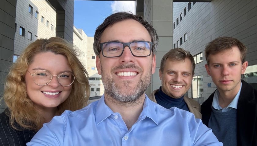 Kobieta i trzech mężczyzn. Twórcy słownika Polimio: Adam Bicz, Bartłomiej Postek, Aleksandra Dykta, Michał Jaworski.