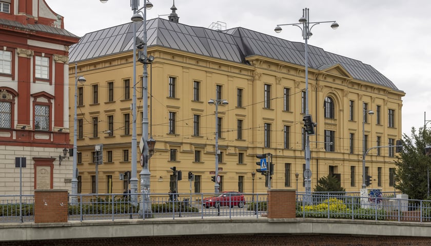 Biurowiec L'Uni (dawiej Wydział Farmacji Akademii Medycznej we Wrocławiu)