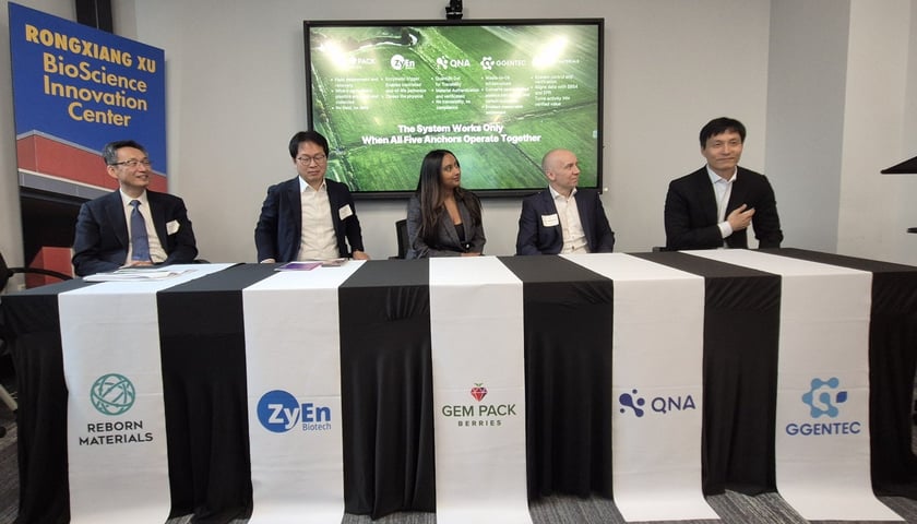 Przedstawiciele QNA Technology i Reborn Material.