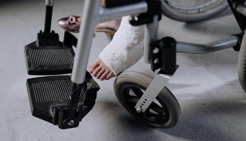 Noga w gipsie, osoby na wózku. Wypadek w drodze do lub z pracy. Jak dostać pieniądze?