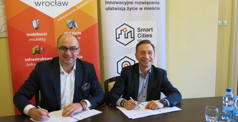 Od prawej: Maciej Bluj, wiceprezydent Wrocławia i  i Sebastian Grabowski, dyrektor IoT i Zaawansowanych Technologii w Orange Polska