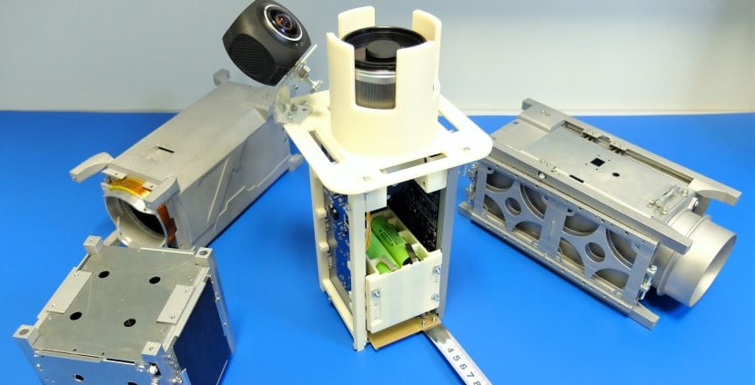 Prototyp satelity Światowid w trakcie przygotowań na stratosferyczny test balonowy w towarzystwie docelowych obudów satelitów.