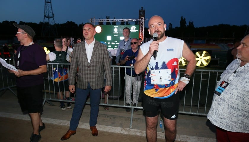 Powiększ obraz: Prezydent Wrocławia Jacek Sutryk po raz kolejny wziął udział w półmaratonie