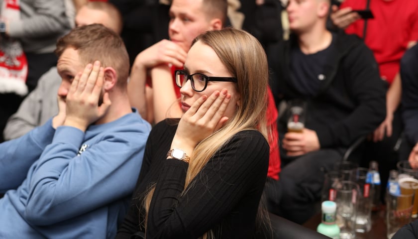 Kibice w Pubie Sportowym Wembley oglądają mecz Polska-Argentyna