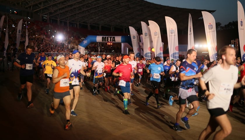 Na zdjęciu uczestnicy 8. PKO Nocnego Wrocław Półmaratonu w 2022 r.