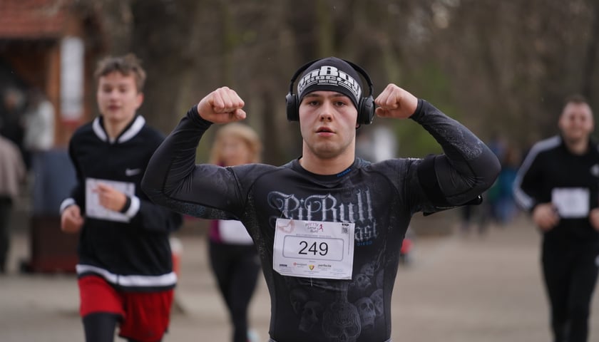 Uczestnicy ?Urodzinowego, charytatywnego biegu i marszu nordic walking dla Lenki? w parku Południowym