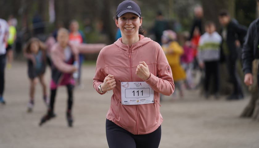 Uczestnicy ?Urodzinowego, charytatywnego biegu i marszu nordic walking dla Lenki? w parku Południowym