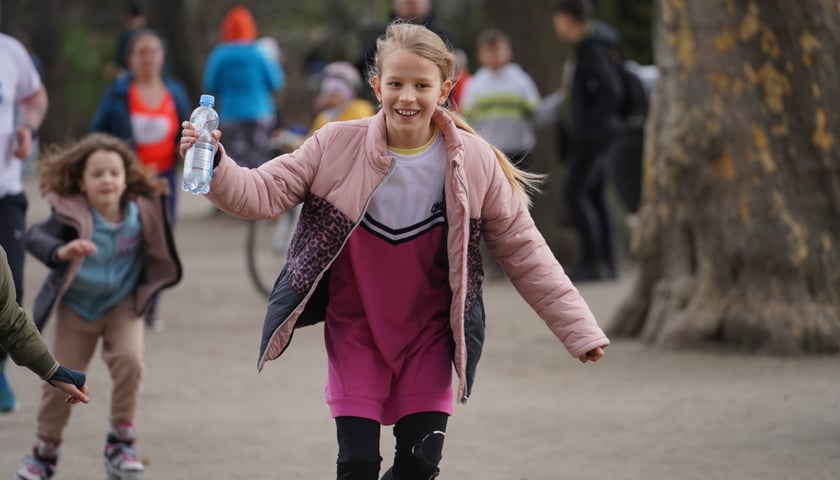 Uczestnicy ?Urodzinowego, charytatywnego biegu i marszu nordic walking dla Lenki? w parku Południowym