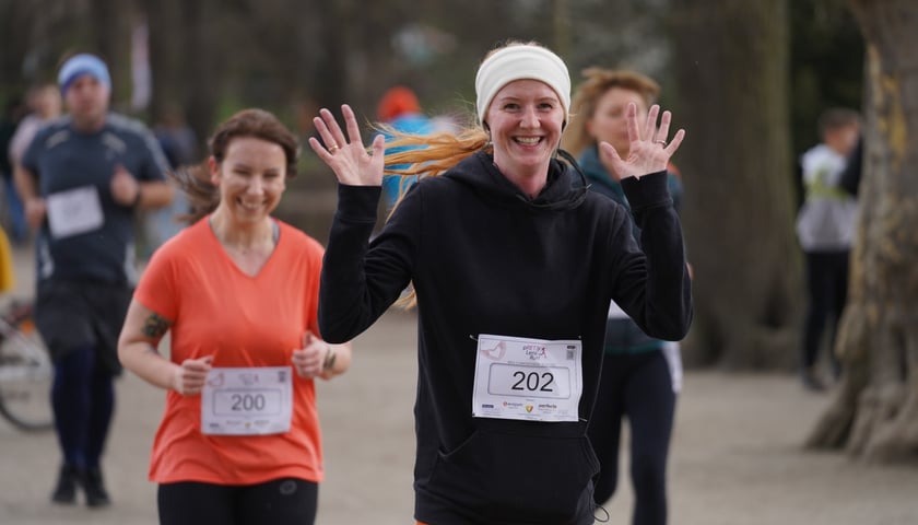 Uczestnicy ?Urodzinowego, charytatywnego biegu i marszu nordic walking dla Lenki? w parku Południowym