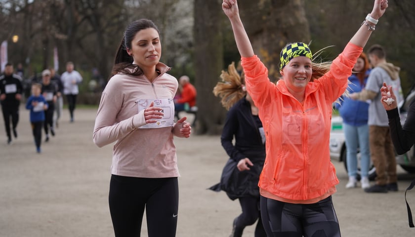 Uczestnicy ?Urodzinowego, charytatywnego biegu i marszu nordic walking dla Lenki? w parku Południowym