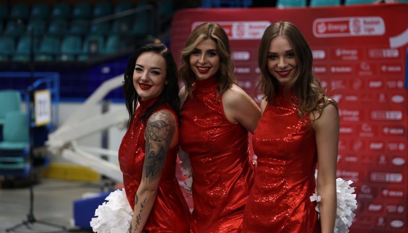 Powiększ obraz: Trzy cheerleaderki na meczu Śląsk Wrocław - Trefl Sopot w Orbicie