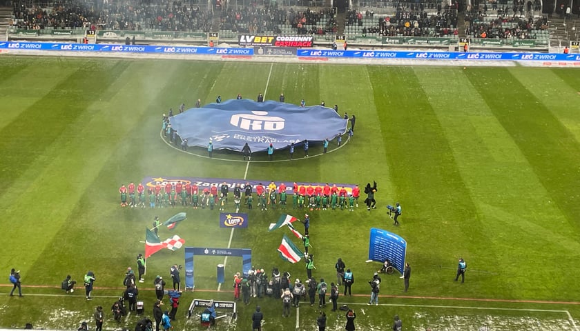 Powiększ obraz: <p>Zawodnicy wychodzą</p>