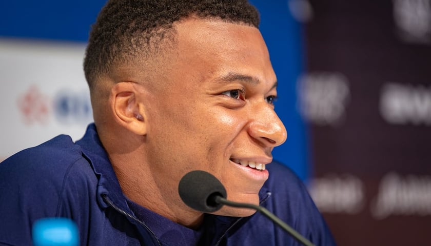Powiększ obraz: Kylian Mbappe podczas konferencji prasowej we Wrocławiu
