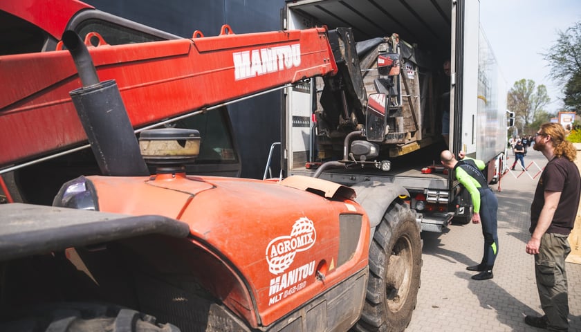 Przygotowania do transportu manata Ambrożego