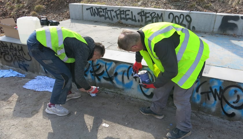 Powiększ obraz: Wiosenne sprzątanie Wrocławia: mycie wiat, ulic, ciągów pieszo-rowerowych, usuwanie graffiti, dbanie o zieleń