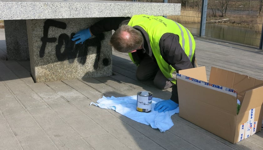 Wiosenne sprzątanie Wrocławia: mycie wiat, ulic, ciągów pieszo-rowerowych, usuwanie graffiti, dbanie o zieleń