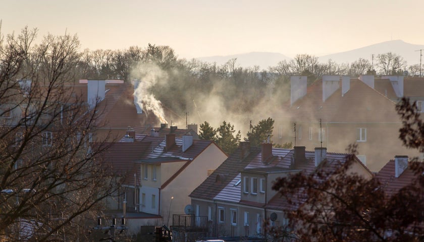 dymiące kominy w budynkach mieszkalnych, zdjęcie ilustracyjne
