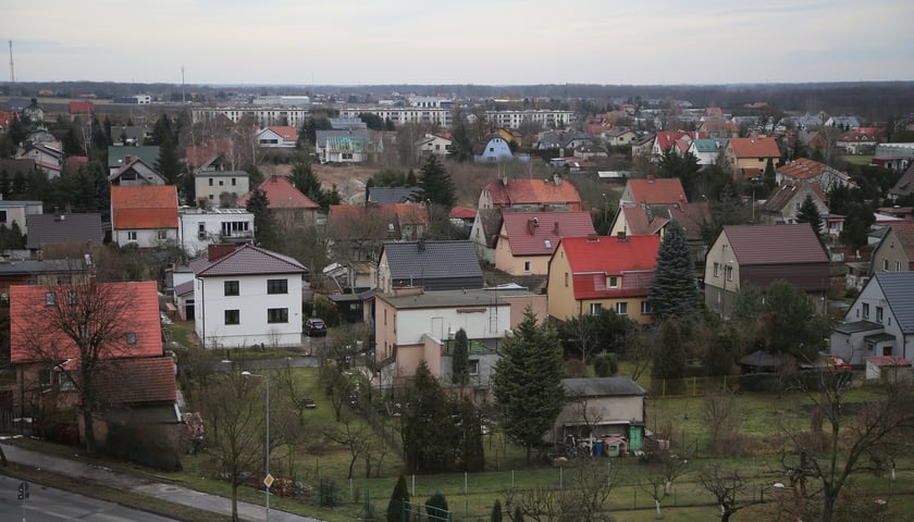 Na zdjęciu osiedle domów jednorodzinnych we Wrocławiu. Kontrole od 2023 r. / zdjęcie ilustracyjne