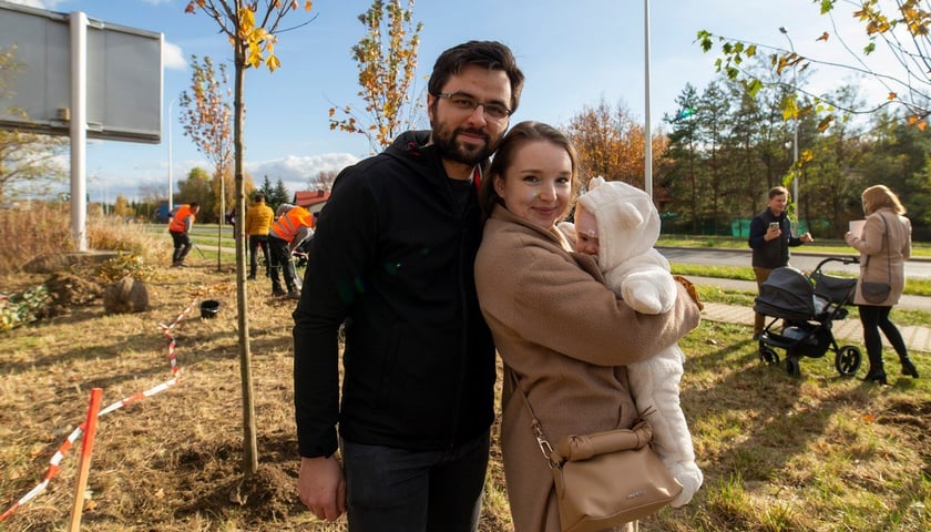 Na zdjęciu rodzina, która posadziła drzewo w ramach jesiennej edycji WROśnij we WROclaw w 2021 r.