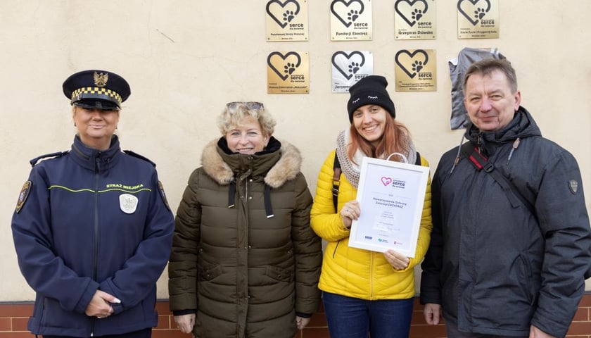 Przedstawicielka EKOSTRAŻY dyplom i gratulacje odbierała od członków Kapituły (od prawej): Angeliki Wiwatowskiej  (Straż Miejska Wrocławia, Ekopatrol), Barbary Borzymowskiej i Dominika Golemy
