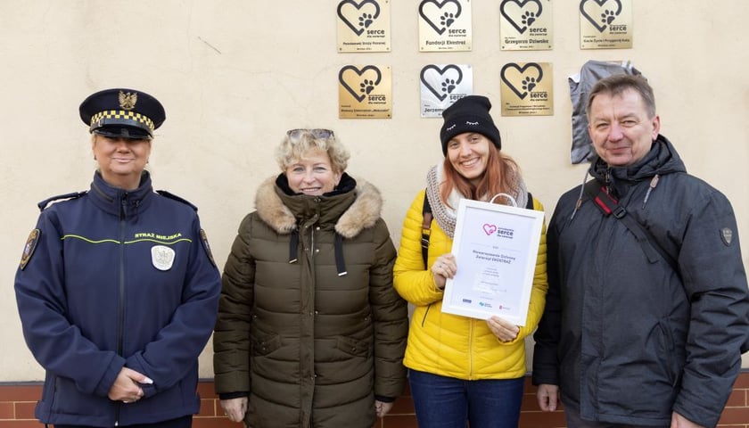 Powiększ obraz: Przedstawicielka EKOSTRAŻY dyplom i gratulacje odbierała od członków Kapituły (od prawej): Angeliki Wiwatowskiej  (Straż Miejska Wrocławia, Ekopatrol), Barbary Borzymowskiej i Dominika Golemy