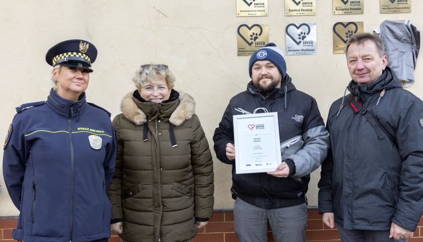 Powiększ obraz: Wyróżniony w tym roku Michał Hamela wie, że niepełnosprawnym zwierzakom potrzeba jeszcze więcej atencji niż zdrowym