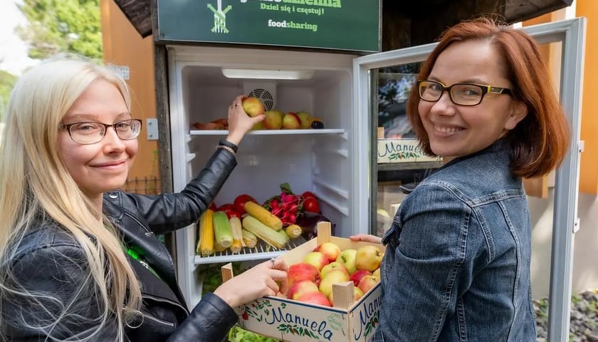 Powiększ obraz: Od lewej: Monika Moc i Agnieszka Maniewska z Foodsharing Wrocław, fot. Tomasz Hołod /www.wroclaw.pl