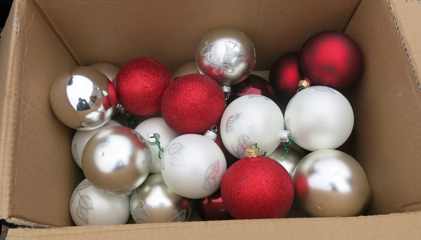Bombki do tworzyw sztucznych lub - w przypadku szklanych - do odpadów zmieszanych