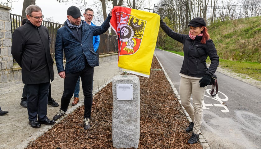 Prezydent Jacek Sutryk i liderka projektu Agnieszka Dusza odsłaniają postument z nagrodą Eco-Miasto. 