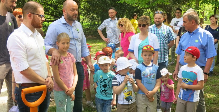 Prezydent Jacek Sutryk i wiceprezydent Adam Zawada wspólnie z dziećmi w parku Szczytnickim pomagają pobić Zielony Rekord Polski.