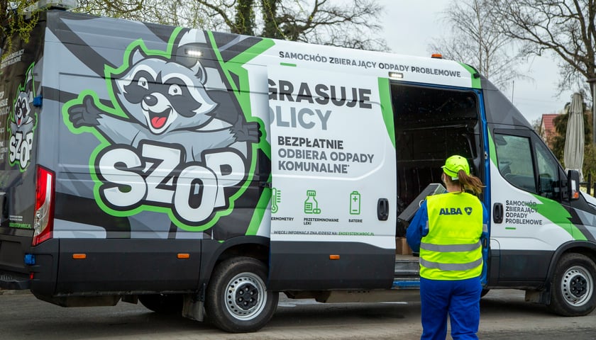 Na zdjęciu samochód usługi SZOP, który pojawia się na wrocławskich osiedlach i odbiera elektrośmieci od mieszkańców Wrocławia.
