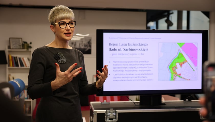 Dyrektorka Departamentu Zrównoważonego Rozwoju Katarzyna Szymczak-Pomianowska opowiada o zmienia planu zagospodarowania lasku Kuźnickiego.