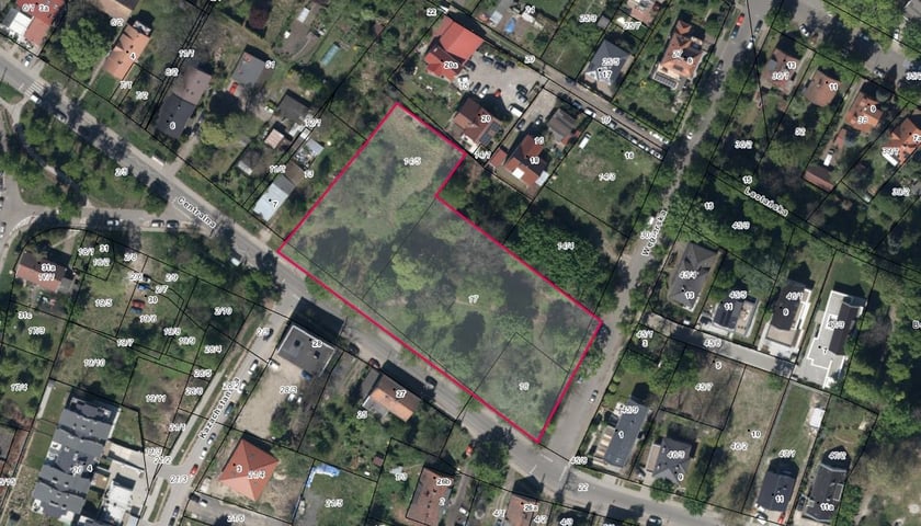 <p>Lokalizacja&nbsp;skweru przy skrzyżowaniu ul. Centralnej i Węgierskiej na osiedlu Broch&oacute;w&nbsp;</p>