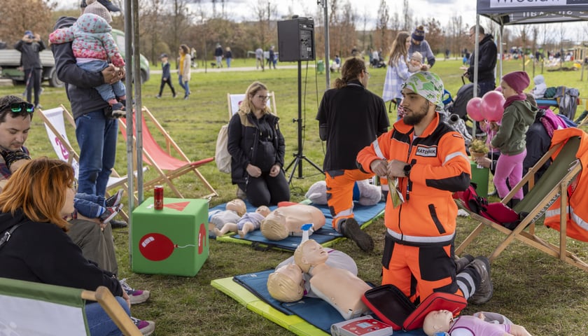 Warsztaty pierwszej pomocy podczas jednej z poprzednich edycji  akcji WROśnij we WROcław