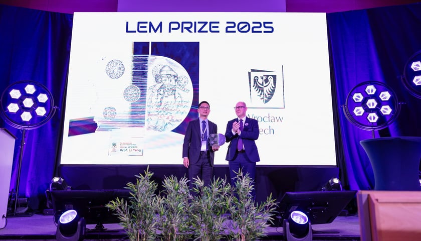 Powiększ obraz: Wręczenie Europejskiej Nagrody im. Stanisława Lema za rok 2025. Od lewej: prof. Li Tang i prof. Arkadiusz Wójs