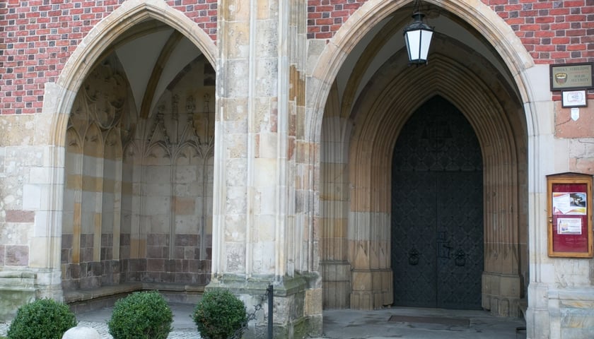 Powiększ obraz: Boczne wejście do katedry wrocławskiej