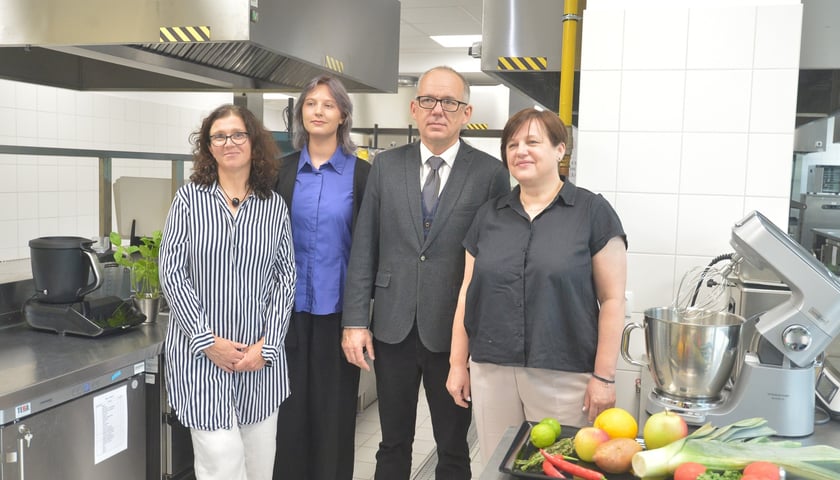 Powiększ obraz: <p>Konferencja prasowa przedstawiająca projekt MENSA</p>