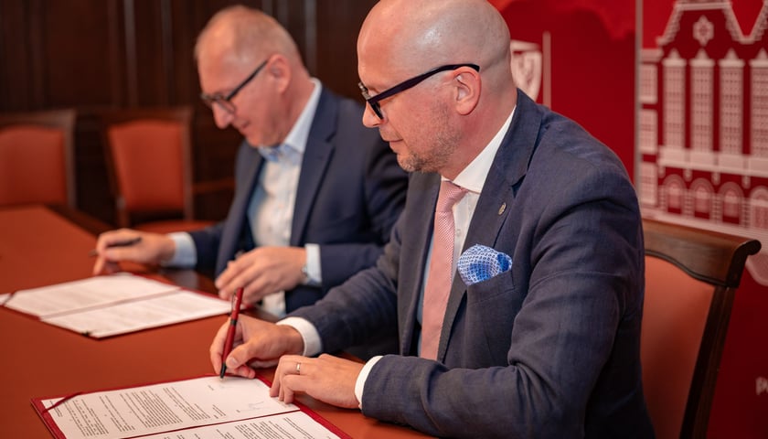 Powiększ obraz: <p>Podpisanie umowy pomiędzy miastem a PWr w sprawie AI, 8 lipca 2026</p>