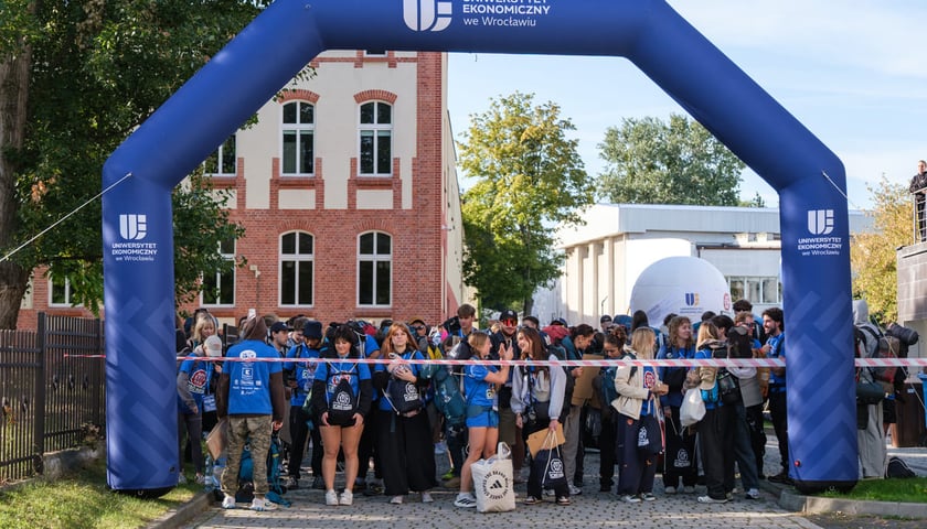 Powiększ obraz: Uczestnicy AutoStopRace 2026. Star wyścigu. Wrocław, 19.09.2026