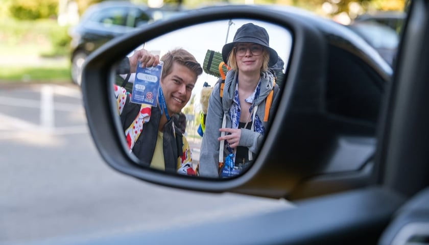 Powiększ obraz: Uczestnicy AutoStopRace 2026. Star wyścigu. Wrocław, 19.09.2026
