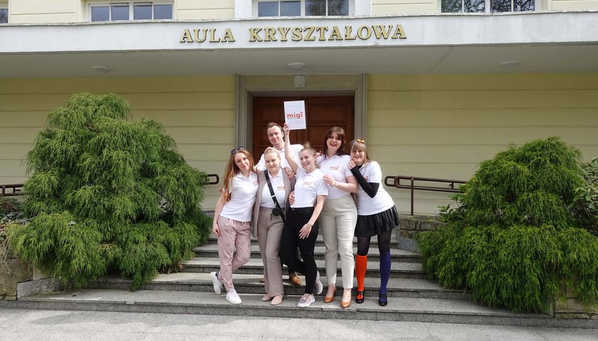 Powiększ obraz: Zuzanna Czekaj przygotowała projekt z pięcioosobowym zespołem – zdjęcie zespołu na tle Auli Kryształowej.